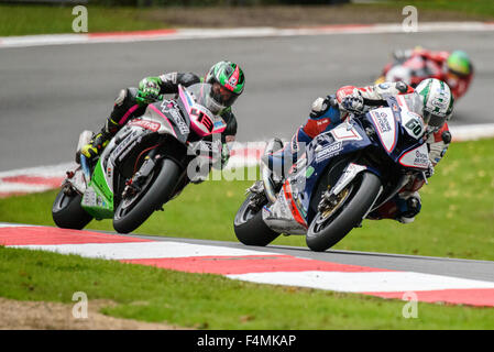 Piloti battaglia sul circuito GP nel round finale del British Super Bike campionati a Brands Hatch. Foto Stock