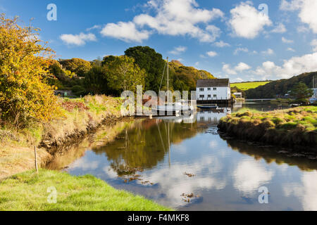Il pittoresco villaggio di Gweek situato in corrispondenza della testa del Fiume Helford Cornwall Inghilterra UK Europa Foto Stock
