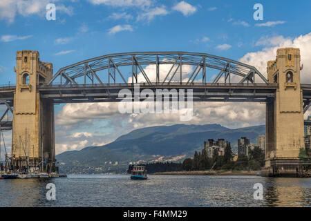 Vista sul Burrard Bridge o a.k.a. Burrard Street Bridge da False Creek, Vancouver, British Columbia, Canada. Foto Stock