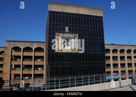 Un elevato livello ingresso al multipiano parcheggio dove al passaggio pedonale di ingresso ora è stato rimosso. Foto Stock