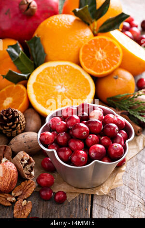 In autunno e in inverno ingredienti ancora vita con le arance, cranberry, dadi e spezie Foto Stock