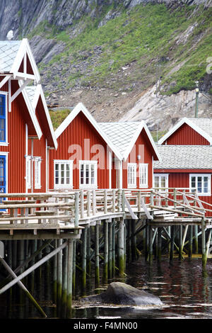 Immagine a colori di alcune case tradizionali in Reine, Isole Lofoten in Norvegia. Foto Stock