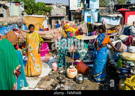 Le persone che vivono in condizioni di estrema in capanne costruite dal ferro da stiro lenzuola e coperte a dharavi slum, la seconda bidonville ar Foto Stock