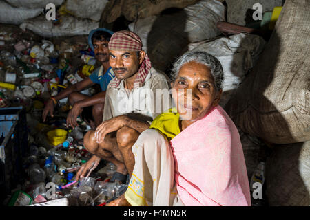 Alcuni lavoratori sono di smistamento di plastica colorata garbage. circa 10.000 manodopera stanno lavorando in 800 piccole aziende, principalmente nei compressori GA Foto Stock