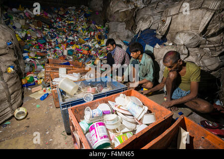 Alcuni lavoratori sono di smistamento di plastica colorata garbage. circa 10.000 manodopera stanno lavorando in 800 piccole aziende, principalmente nei compressori GA Foto Stock