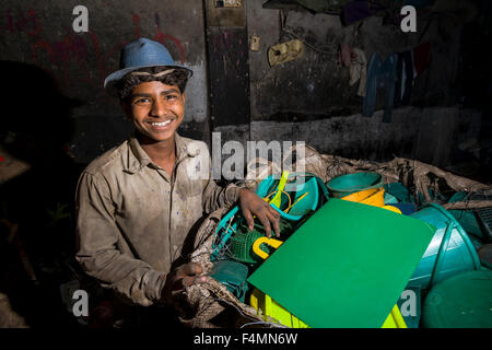 Un lavoratore è di smistamento di plastica colorata garbage. circa 10.000 manodopera stanno lavorando in 800 piccole aziende, principalmente nella spazzatura Foto Stock