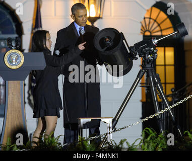 Stati Uniti Il presidente Barack Obama ascolta come studente Agatha Sofia Alvarez-Bareiro punti su parti di un telescopio durante la seconda casa bianca astronomia la notte sul South Lawn Ottobre 19, 2015 a Washington, DC. Astronomia notte ha portato insieme agli studenti, insegnanti, gli scienziati e gli astronauti della NASA per una notte di Astronomia e spazio-correlate attività educative. Foto Stock