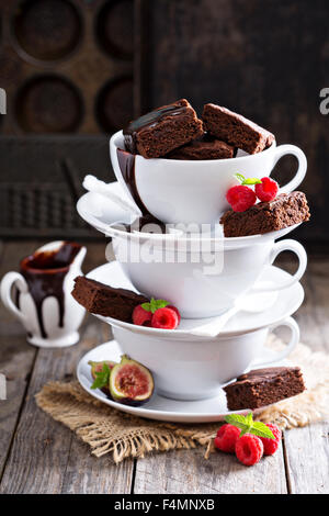 Brownie impilati in tazze da caffè a caldo con salsa di salsa al cioccolato Foto Stock