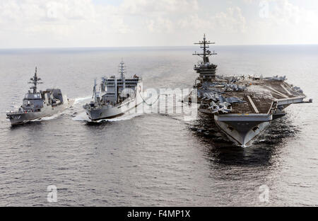 US Navy Nimitz-class portaerei USS Theodore Roosevelt e giapponese Maritime Self-defense Force Akizuki-class destroyer JS Fuyuzuki vele a fianco l'Indiano Deepak-class fleet tanker INS Shakti durante un rifornimento in mare parte dell esercizio Malabar 18 ottobre 2015 nell'Oceano Indiano. Foto Stock