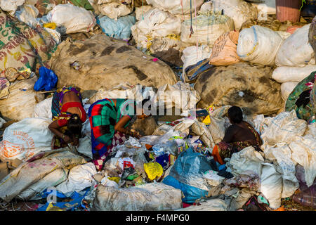 Due donne in sari colorati sono di smistamento di garbage. circa 10.000 manodopera stanno lavorando in 800 piccole aziende, principalmente in un abito Foto Stock