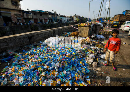 Garbage in tutto il luogo. circa 10.000 manodopera stanno lavorando in 800 piccole aziende, principalmente nel riciclaggio di rifiuti business, un Foto Stock