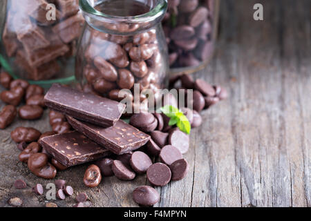 Pezzetti di cioccolato, patatine, caramelle e bar in vasi Foto Stock