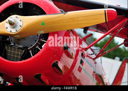 Un elica in legno sulla parte anteriore di un biplano rosso al Festival di Goodwood di velocità nel Regno Unito. Foto Stock