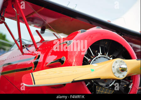 Un elica in legno sulla parte anteriore di un biplano rosso al Festival di Goodwood di velocità nel Regno Unito. Foto Stock