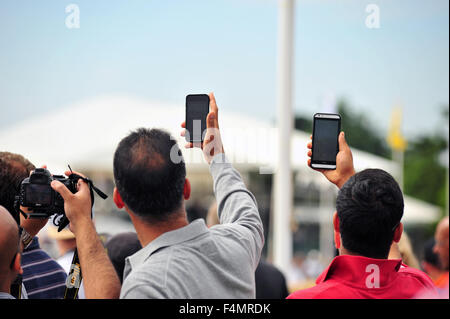 La folla si utilizzano telecamere e smartphone per scattare foto al Festival di Goodwood di velocità nel Regno Unito. Foto Stock