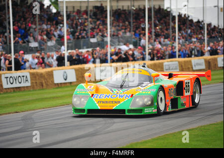 Il 1991 Mazda 787B conducente da Valentino Rossi al Festival di Goodwood di velocità nel Regno Unito. Foto Stock