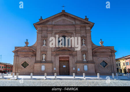 La chiesa e la piazza principale di Novellara, Italia. Foto Stock