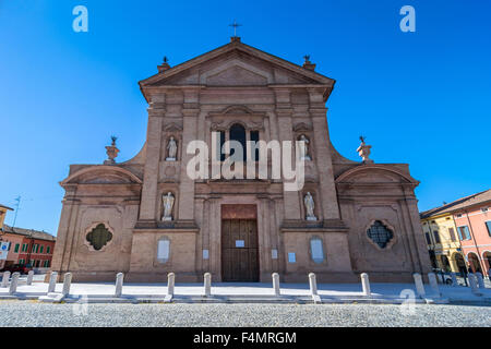 La chiesa e la piazza principale di Novellara, Italia. Foto Stock