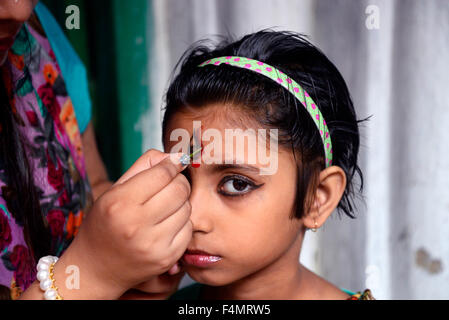 Kolkata, India. Xx oct, 2015. Kumari (giovani pre-pubescent ragazza indù ) era adorato dai devoti durante la Durga Puja. Durga Puja, a cui si fa riferimento anche come Durgotsava o Sharadotsav è un annuale festival indù in Asia del sud che celebra il culto della dea Indù Durga. Credito: Saikat Paolo/Pacific Press/Alamy Live News Foto Stock