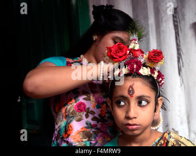 Kolkata, India. Xx oct, 2015. Kumari (giovani pre-pubescent ragazza indù ) era adorato dai devoti durante la Durga Puja. Durga Puja, a cui si fa riferimento anche come Durgotsava o Sharadotsav è un annuale festival indù in Asia del sud che celebra il culto della dea Indù Durga. Credito: Saikat Paolo/Pacific Press/Alamy Live News Foto Stock