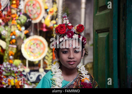 Kolkata, India. Xx oct, 2015. Kumari (giovani pre-pubescent ragazza indù ) era adorato dai devoti durante la Durga Puja. Durga Puja, a cui si fa riferimento anche come Durgotsava o Sharadotsav è un annuale festival indù in Asia del sud che celebra il culto della dea Indù Durga. Credito: Saikat Paolo/Pacific Press/Alamy Live News Foto Stock