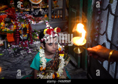 Kolkata, India. Xx oct, 2015. Kumari (giovani pre-pubescent ragazza indù ) era adorato dai devoti durante la Durga Puja. Durga Puja, a cui si fa riferimento anche come Durgotsava o Sharadotsav è un annuale festival indù in Asia del sud che celebra il culto della dea Indù Durga. Credito: Saikat Paolo/Pacific Press/Alamy Live News Foto Stock