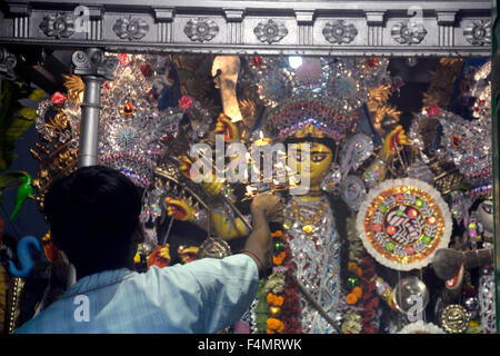 Kolkata, India. Xx oct, 2015. Kumari (giovani pre-pubescent ragazza indù ) era adorato dai devoti durante la Durga Puja. Durga Puja, a cui si fa riferimento anche come Durgotsava o Sharadotsav è un annuale festival indù in Asia del sud che celebra il culto della dea Indù Durga. Credito: Saikat Paolo/Pacific Press/Alamy Live News Foto Stock