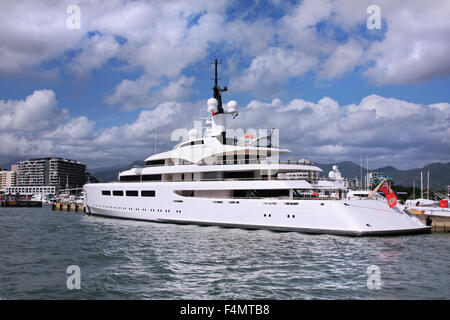 Yacht mozzafiato con la pista di atterraggio per elicotteri a Cairns Queensland marina Foto Stock