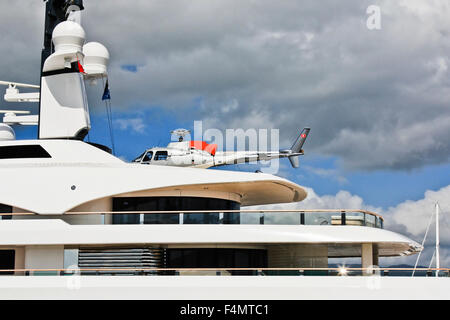 Vista ravvicinata di stordimento luxury yacht ormeggiati presso il molo di Cairns Foto Stock