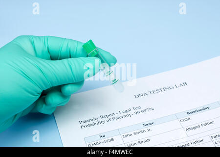 Test di paternità risultati con tecnico azienda campione di laboratorio. Foto Stock