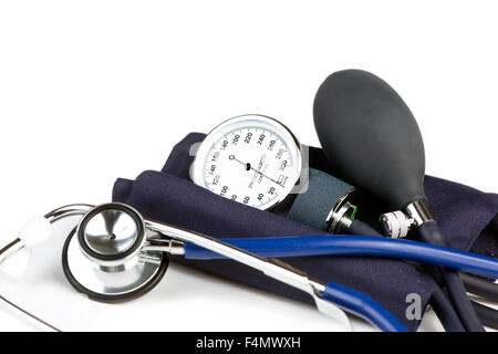 Lo stetoscopio e il bracciale per la misurazione della pressione sanguigna su sfondo bianco. Foto Stock