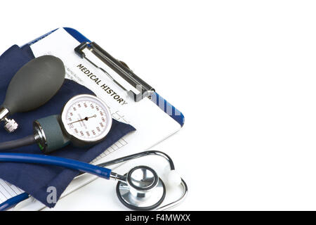 Cartella paziente con lo stetoscopio e il bracciale per la misurazione della pressione sanguigna su sfondo bianco. Foto Stock