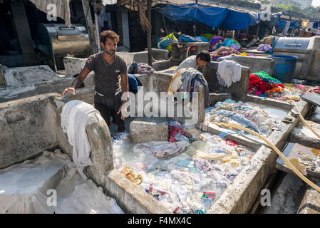 Fatiche sono il lavaggio di panni alla mahalaxmi dhobi ghat, il più grande del mondo outdoor servizio lavanderia. circa 5000 lavoratori vivono e lavorano qui, Foto Stock