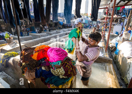 Fatiche sono il lavaggio di panni alla mahalaxmi dhobi ghat, il più grande del mondo outdoor servizio lavanderia. circa 5000 lavoratori vivono e lavorano qui, Foto Stock