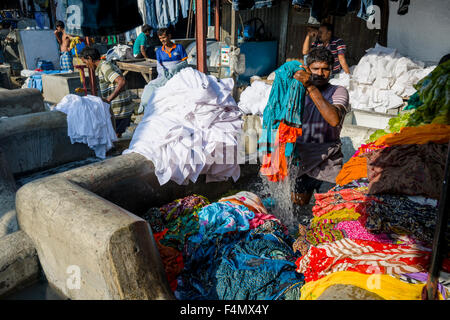 Fatiche sono il lavaggio di panni alla mahalaxmi dhobi ghat, il più grande del mondo outdoor servizio lavanderia. circa 5000 lavoratori vivono e lavorano qui, Foto Stock