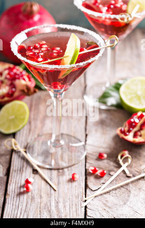 Melograno martini con fettine di lime e i semi di melograno Foto Stock