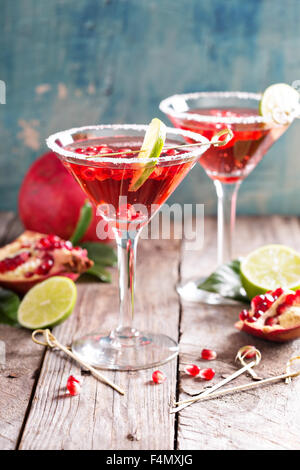 Melograno martini con fettine di lime e i semi di melograno Foto Stock