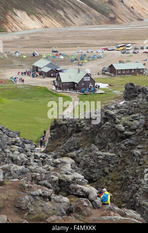 Capanna e campeggio al di sotto di riolite montagne a Landmannalaugar, Sudhurland, Islanda. Foto Stock