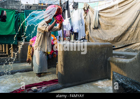 Un lavoro è il lavaggio di panni alla mahalaxmi dhobi ghat, il più grande del mondo outdoor servizio lavanderia. circa 5000 lavoratori vivono e lavorano qui, Foto Stock