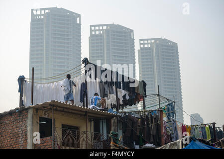 Lavanderia è messo su per asciugare a mahalaxmi dhobi ghat, il più grande del mondo outdoor servizio lavanderia. circa 5000 lavoratori vivono e lavorano qui, fare Foto Stock