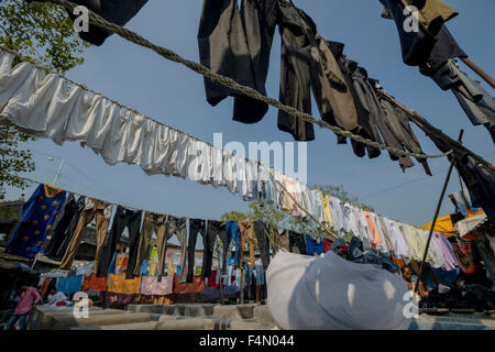 Lavanderia è messo su per asciugare a mahalaxmi dhobi ghat, il più grande del mondo outdoor servizio lavanderia. circa 5000 lavoratori vivono e lavorano qui, fare Foto Stock