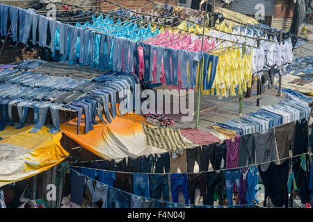 Lavanderia è messo su per asciugare a mahalaxmi dhobi ghat, il più grande del mondo outdoor servizio lavanderia. circa 5000 lavoratori vivono e lavorano qui, fare Foto Stock