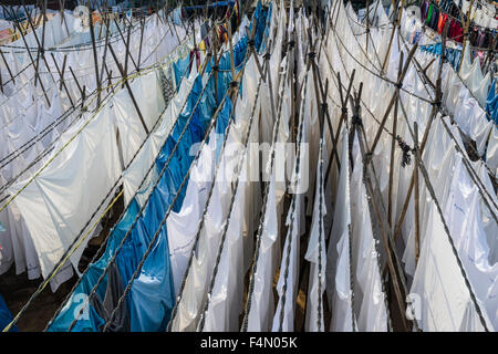 Lavanderia è messo su per asciugare a mahalaxmi dhobi ghat, il più grande del mondo outdoor servizio lavanderia. circa 5000 lavoratori vivono e lavorano qui, fare Foto Stock