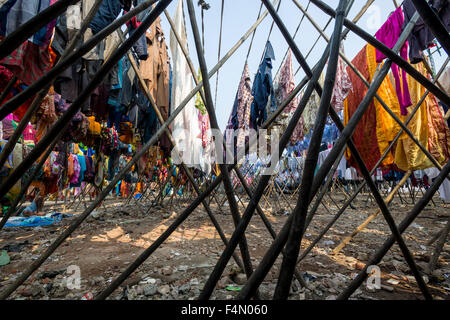 Lavanderia è messo su per asciugare a mahalaxmi dhobi ghat, il più grande del mondo outdoor servizio lavanderia. circa 5000 lavoratori vivono e lavorano qui, fare Foto Stock