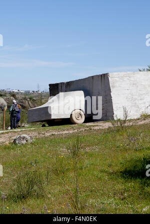 MALPARTIDA, Spagna, 7 aprile 2015: Aria Aperta la scultura intitolata VOAEX a los Barruecos parco naturale, appartengono a Wolf Vostell artista Foto Stock