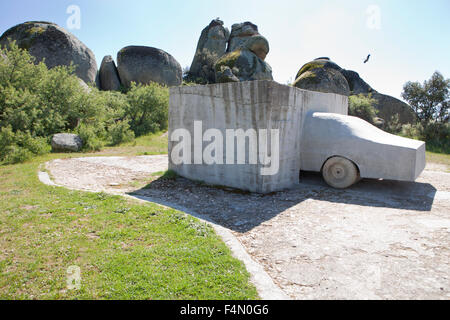 MALPARTIDA, Spagna, 7 aprile 2015: Aria Aperta la scultura intitolata VOAEX a los Barruecos parco naturale, appartengono a Wolf Vostell artista Foto Stock