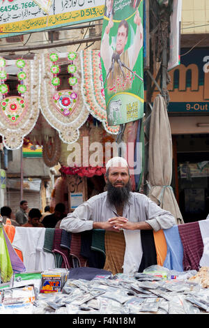 Street merchant a Anarkali Bazaar a Lahore in Pakistan Foto Stock