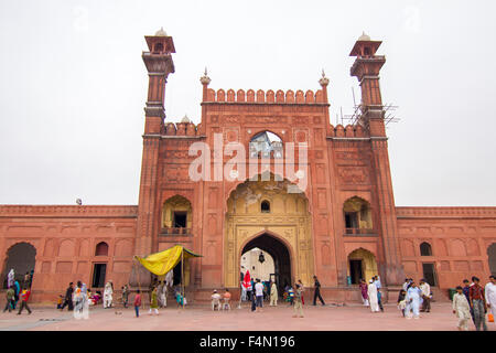 Ingresso anteriore della storica moschea Badshahi, Lahore, Pakistan Foto Stock