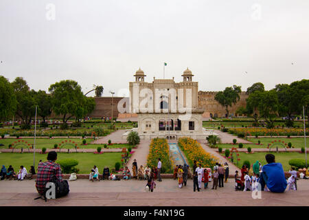 Vista frontale del Shahi Qila, Lahore Fort costruito nel XVI secolo Foto Stock
