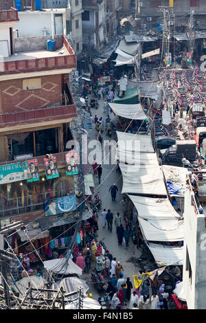 Strada trafficata mercato nel centro di Lahore Foto Stock